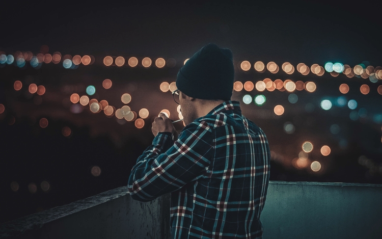 Парень на фоне ночного города