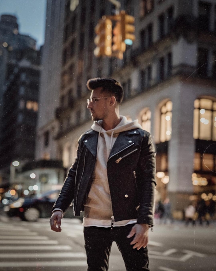 Парень на улице