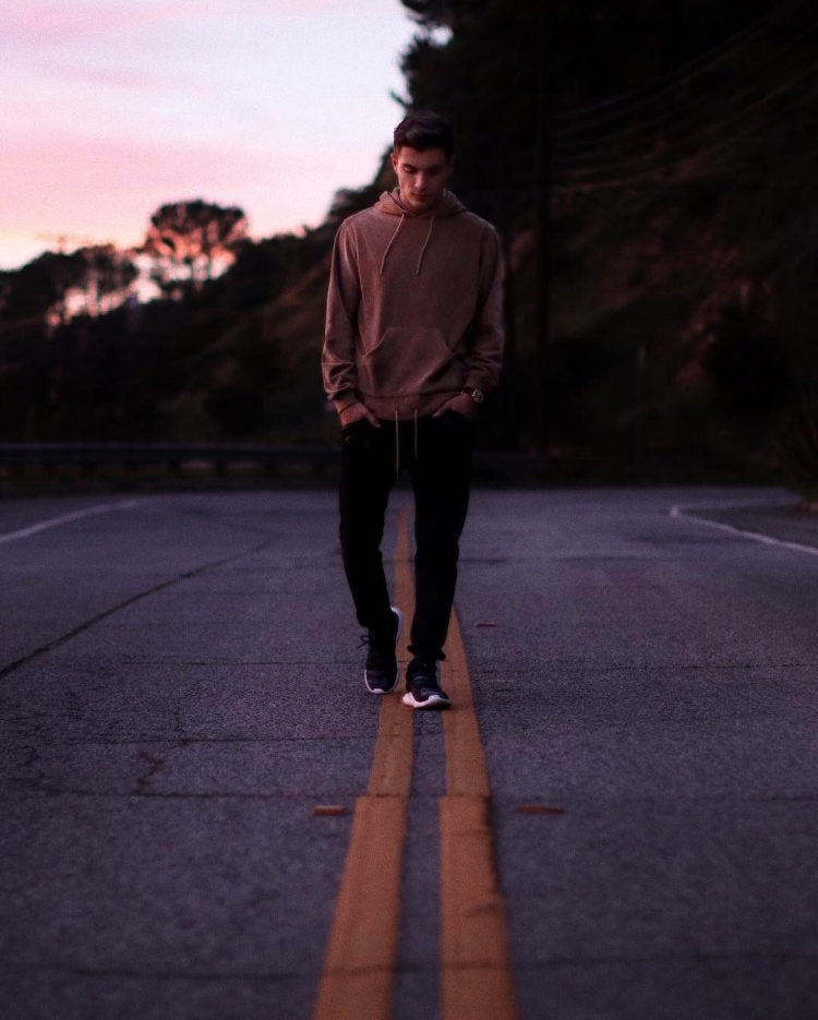 Парень на улице