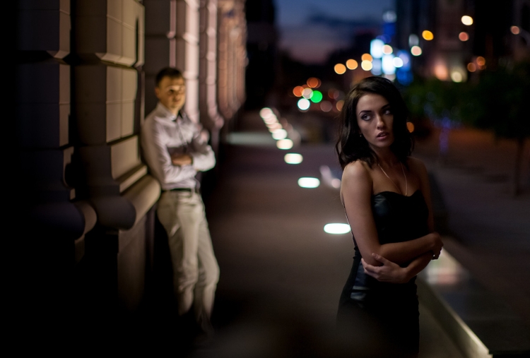 Девушка вечером на улице