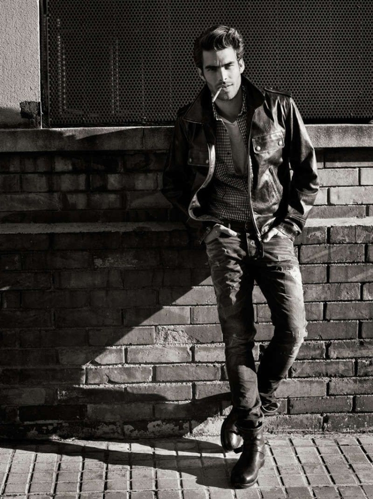 Джон Кортахарена курит