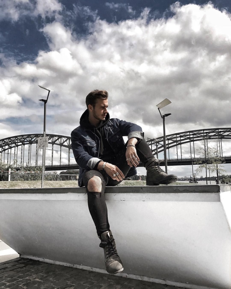 Парень на улице