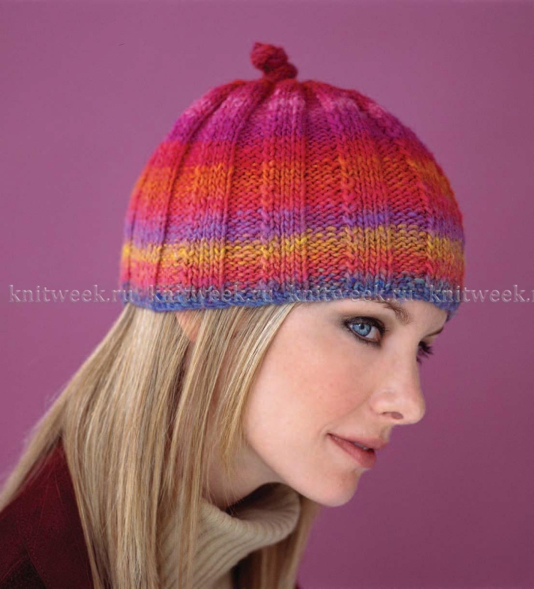 Разноцветная шапка в полоску спицами