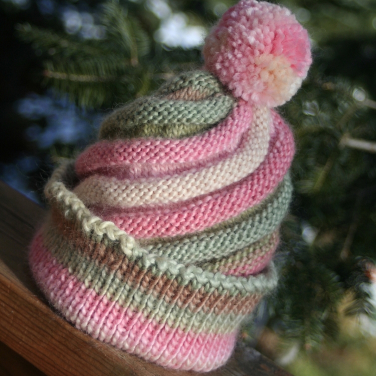 Шапка связанная спиральным узором