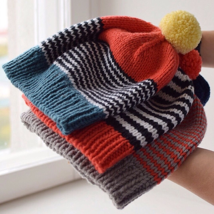 Трехцветная вязаная шапочка