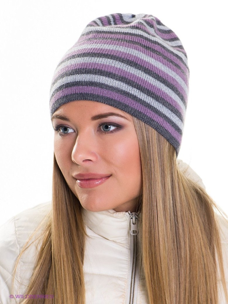 Шапка в полоску женская
