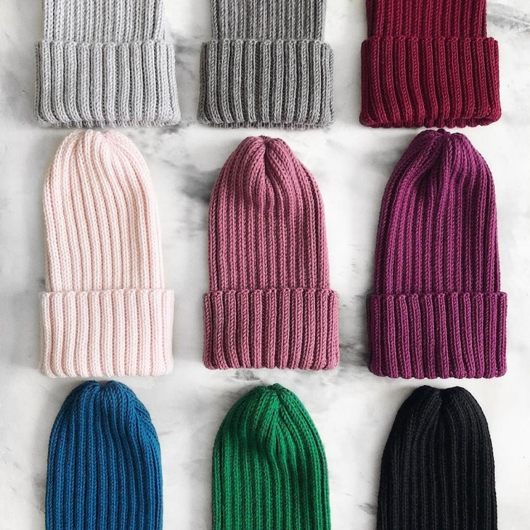 Шапка полосатые спицами резинкой