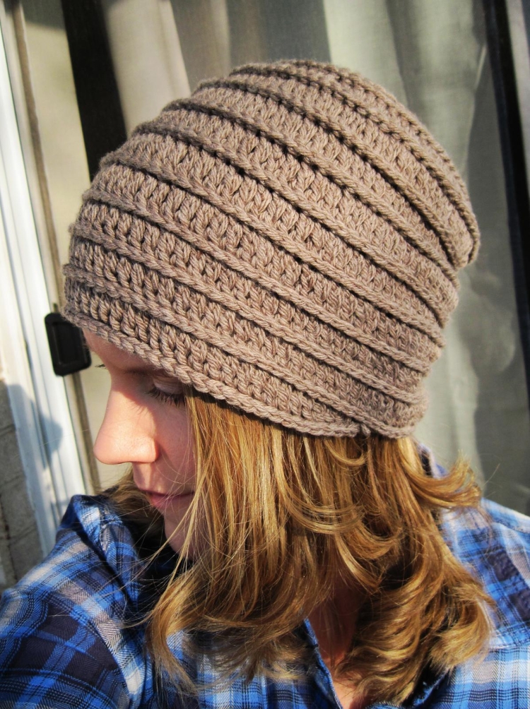 Шапка поперечными полосами