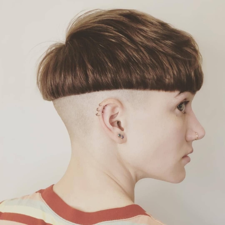 Женская прическа горшок с выбритыми висками