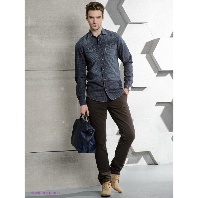 Черная рубашка и серые джинсы