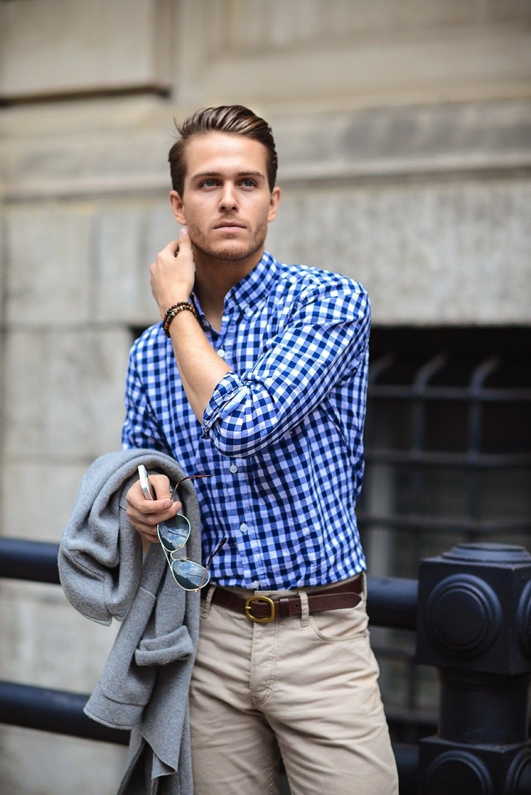 Адам Галлахер в клетчатой рубашке