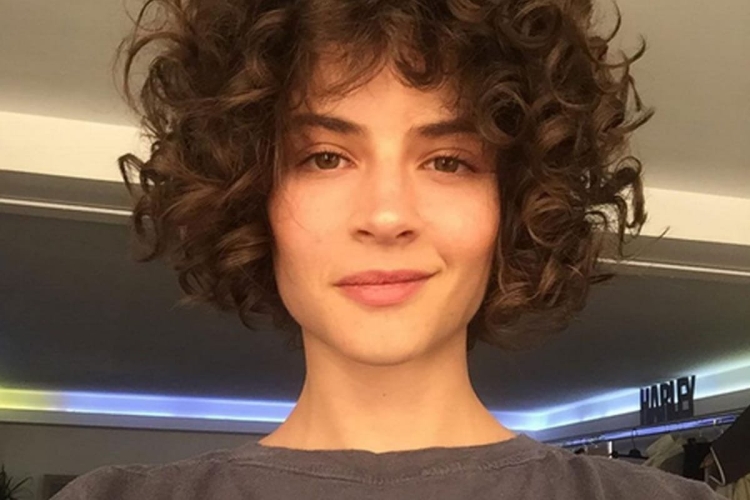 Короткие кудрявые волосы у девушек