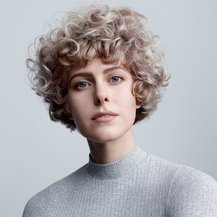 Барбара Ленни с короткой стрижкой