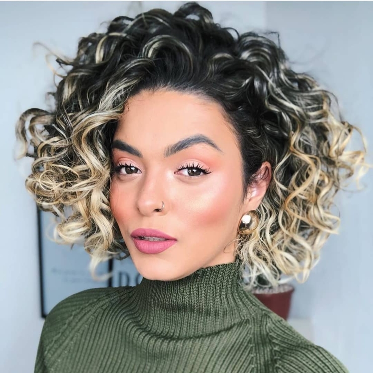 Стильные кудри на короткие волосы