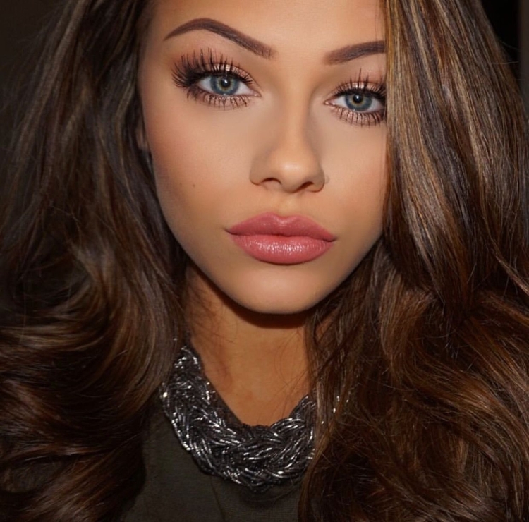 Rhia Olivia макияж