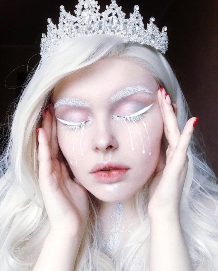 Девушка с белыми ресницами