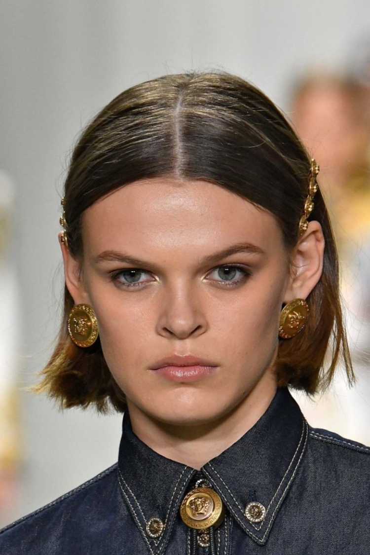 Прическа с пробором посередине