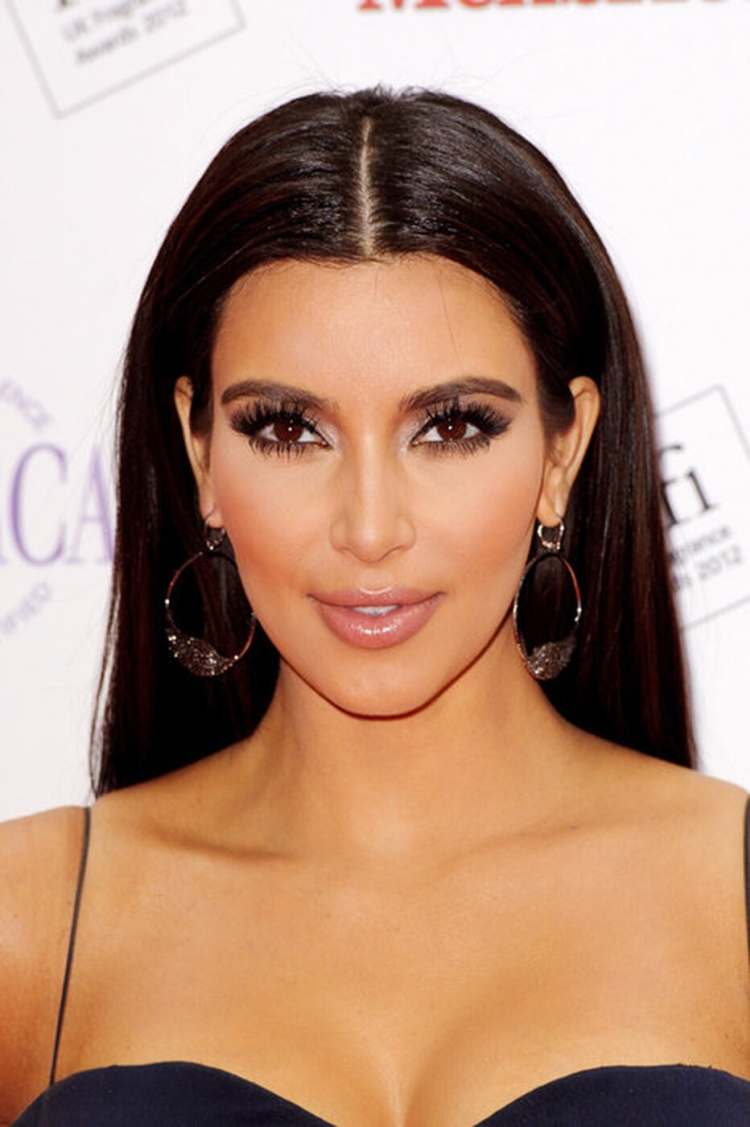 Ким Кардашьян с пробором