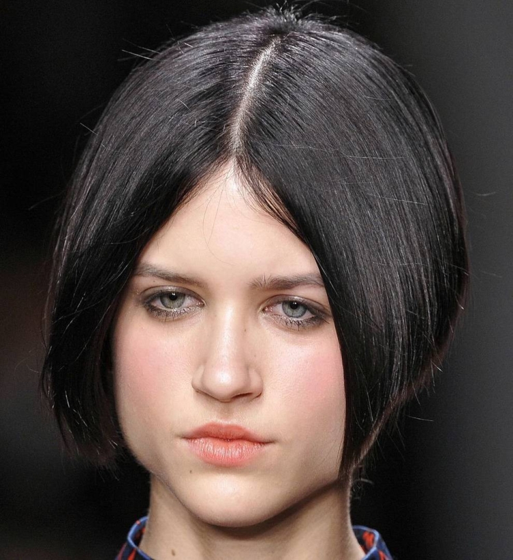 Короткое каре на прямой пробор