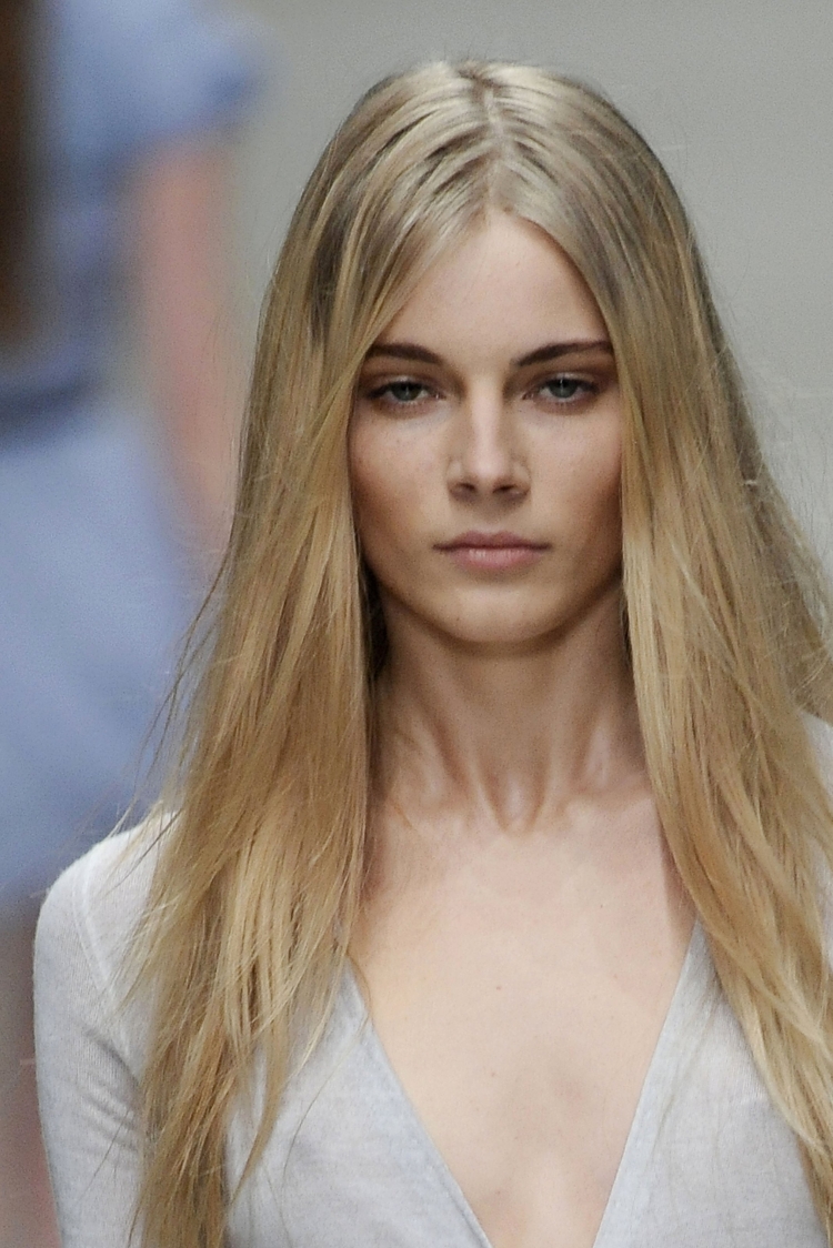 Прямой пробор на длинные волосы