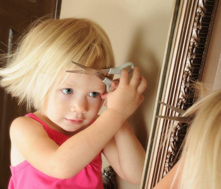 Дети стригут себя сами