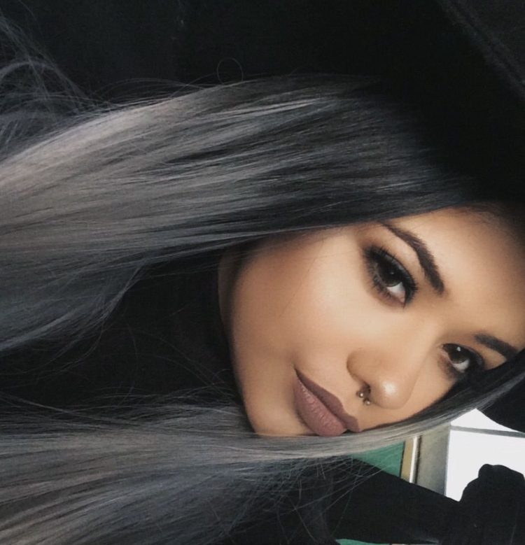 Чёрные волосы с седыми прядями