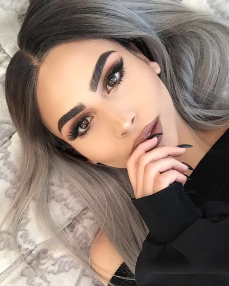 Пепельные волосы и карие глаза