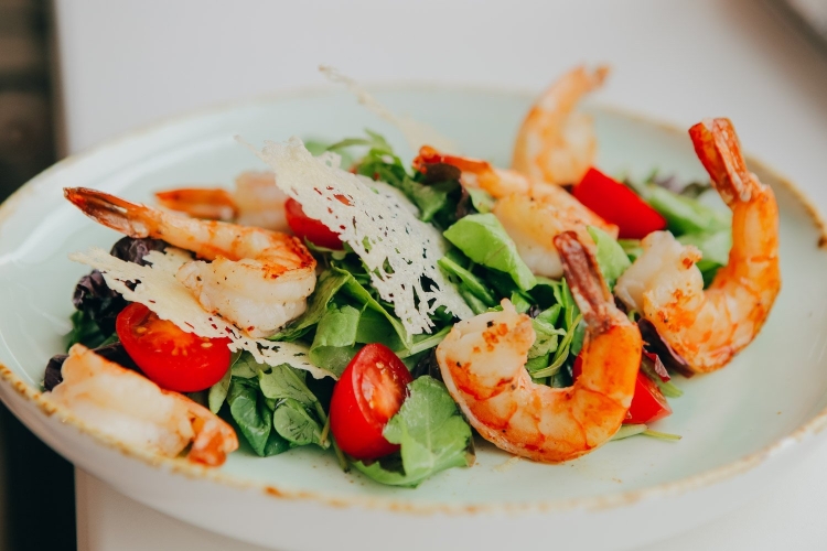 Салат с морепродуктами фото