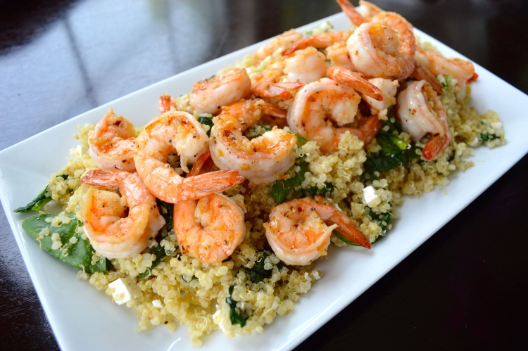Киноа с креветками и авокадо