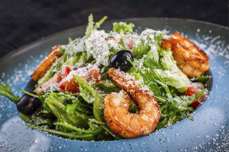 Салат с тигровыми креветками