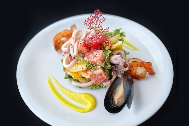 Теплый салат с морепродуктами