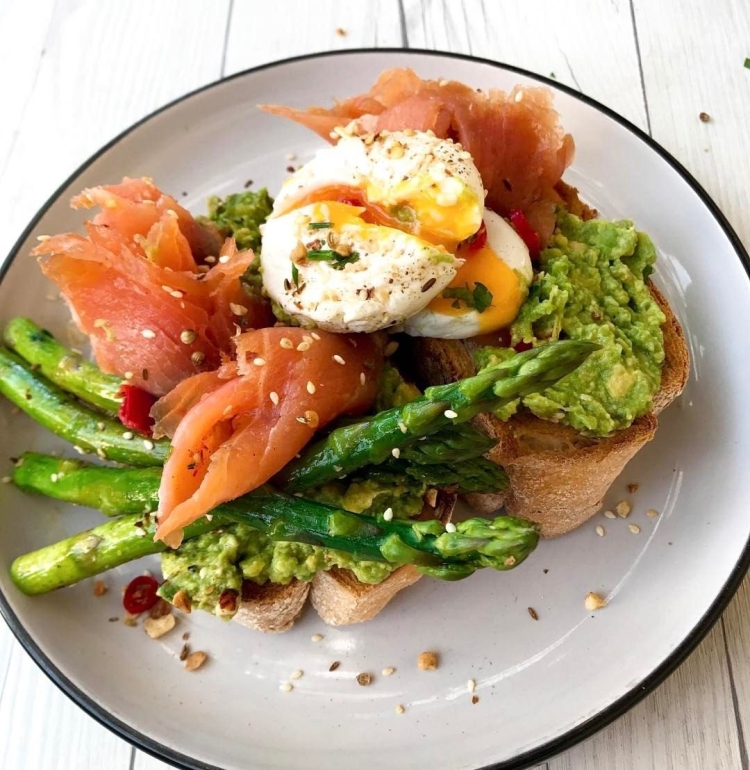 Яйцо пашот с лососем и авокадо