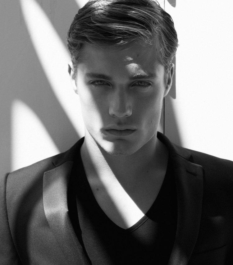 Оливер модель брюнет