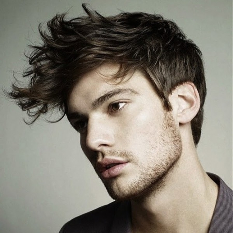 Парень с пышными волосами стрижка