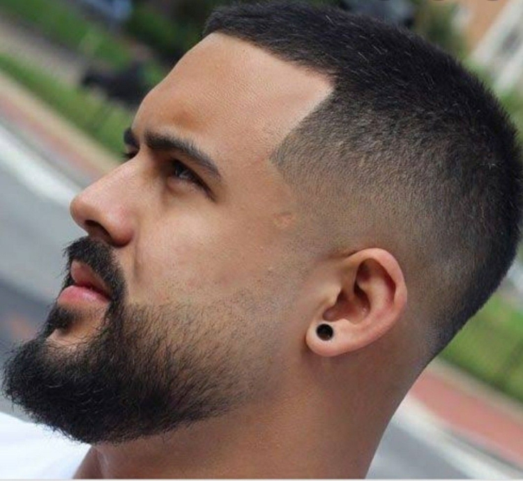 Короткая стрижка фейд с бородой