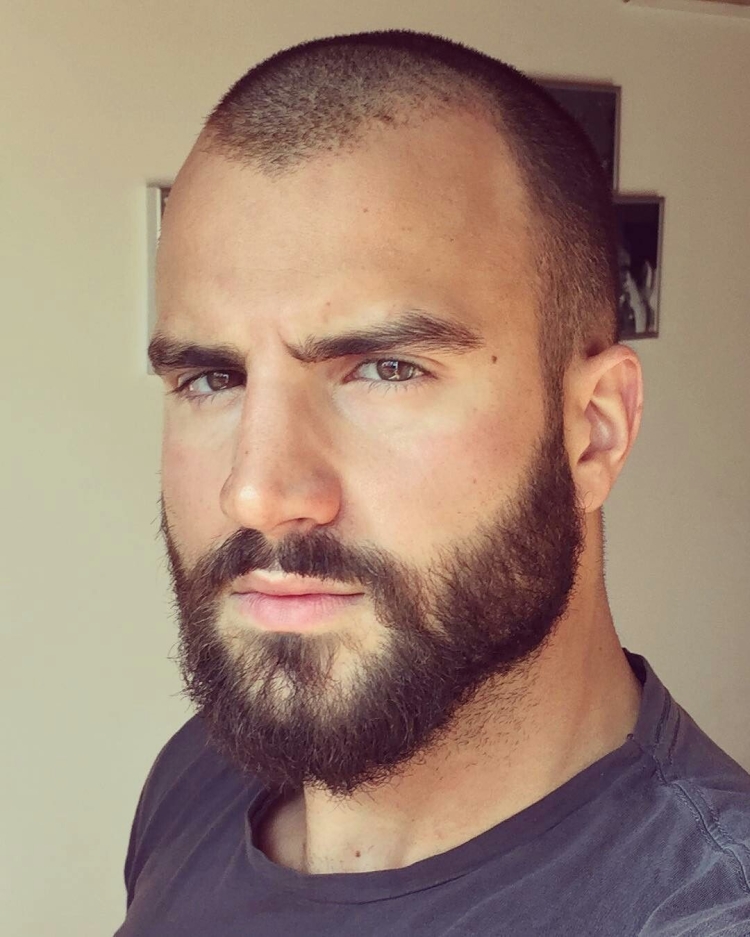 Бородатый парень