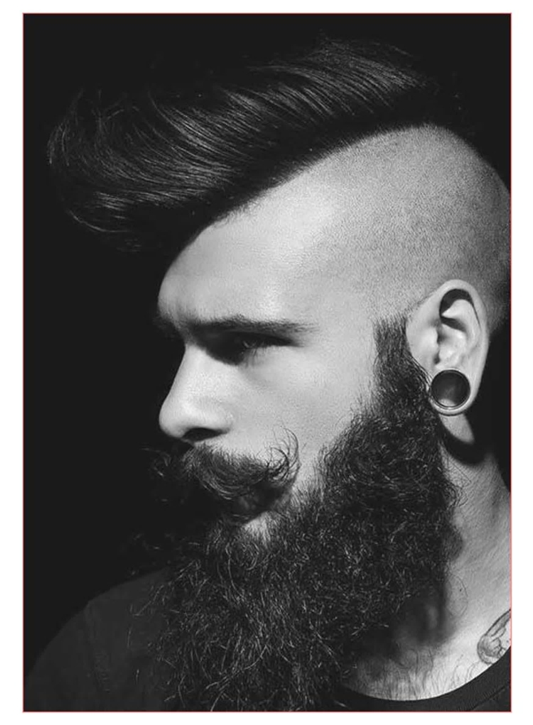 Мужчина с ирокезом и бородой