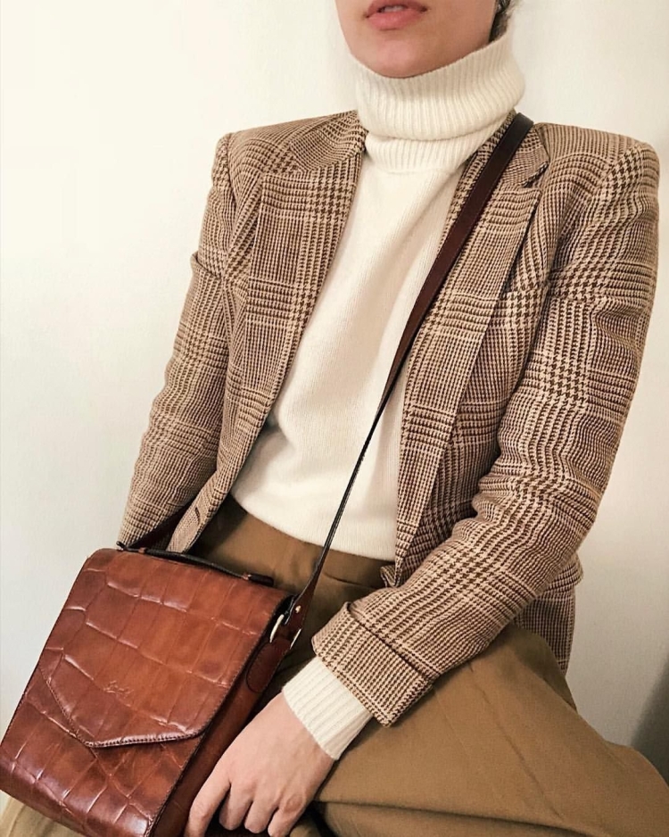 Бежевый пиджак в клетку женский