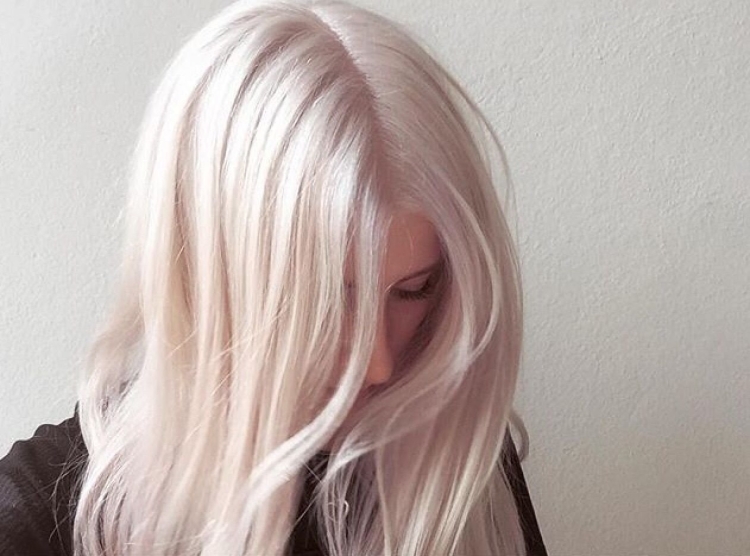 Жемчужно белый цвет волос