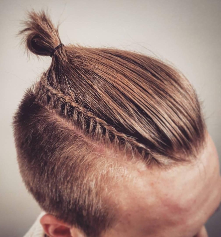 Прическа мальчика с хвостиком на затылке