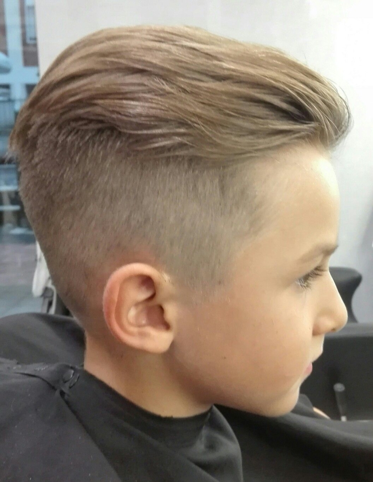 Стрижка для мальчика с выбритыми боками