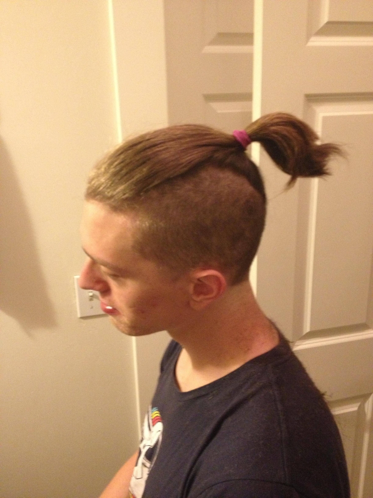 Прическа для мальчика с хвостом