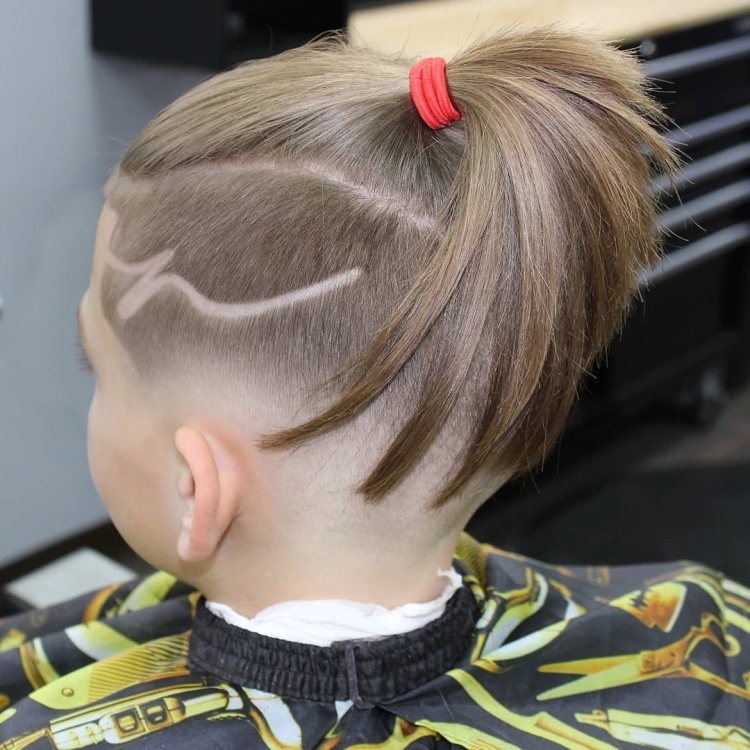 Модные стрижки для мальчиков с хвостиком