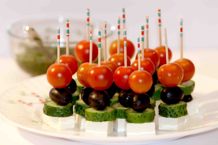 Канапе с фетой и черри