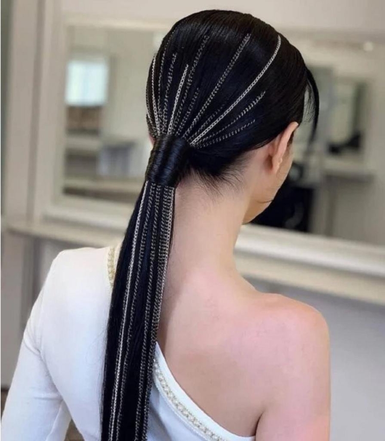 Прическа с цепочкой в волосах