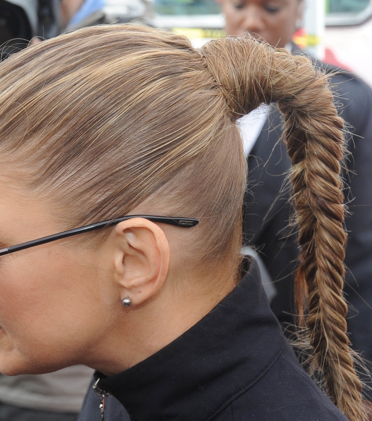 Модная прическа для девочки подростка с хвостиком