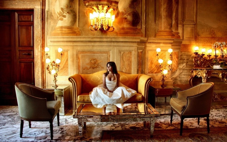 Девушка в красивом интерьере