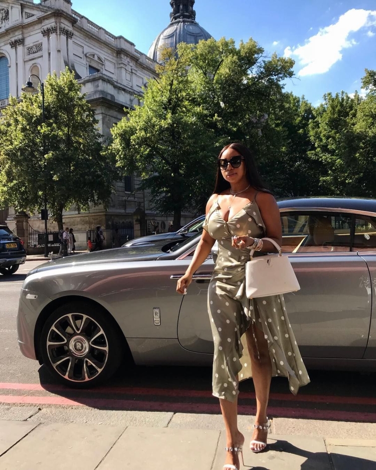 Богати девушка в Москве