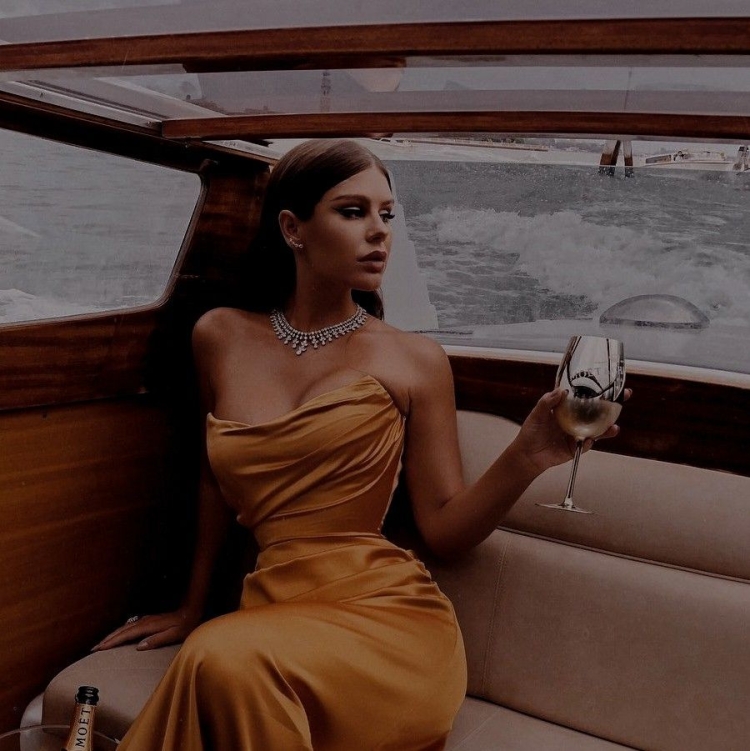 Женщина в роскоши