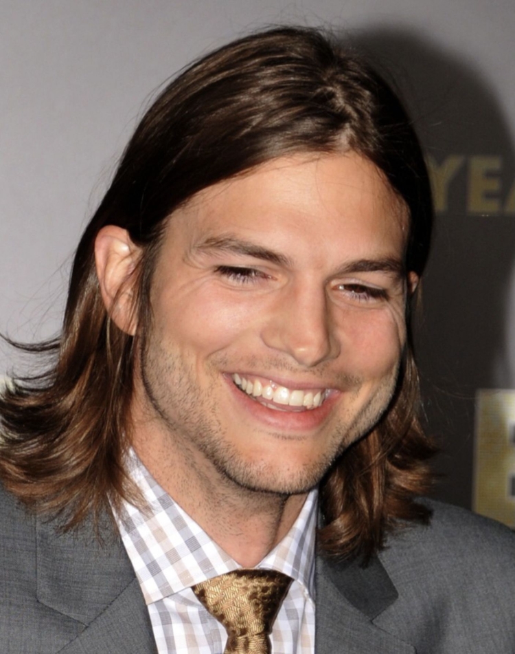 Эштон Катчер с длинными волосами
